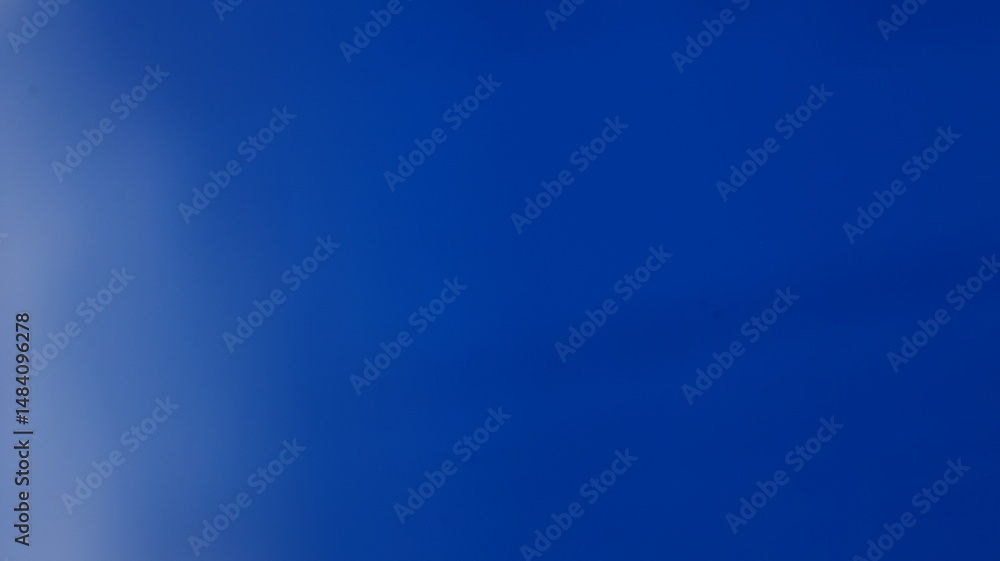 Obraz premium Vibrant electric blue gradient with subtle motion, perfect for technology, branding, or digital art.