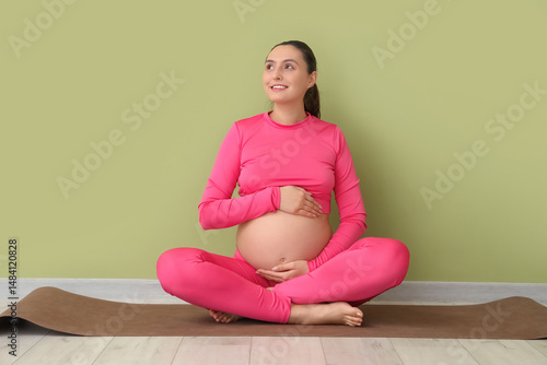 Young pregnant woman sittin...