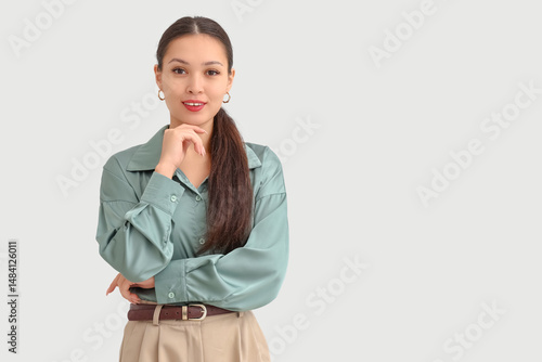Young Asian businesswoman o...