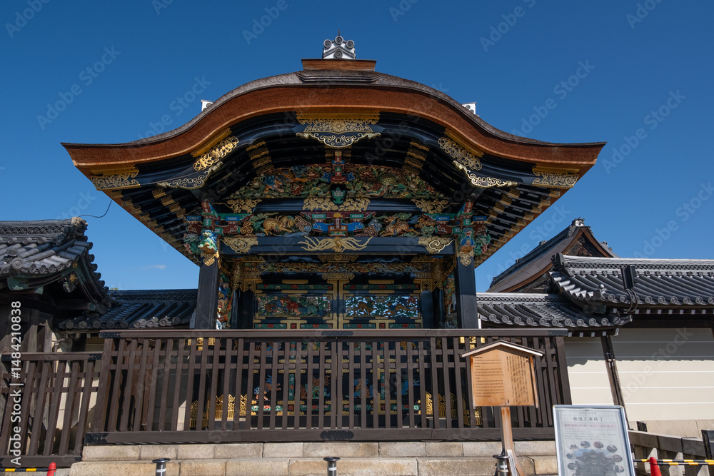 Fototapeta premium 日本、京都、西本願寺、寺院、佛寺、佛教、木造建築、古代建築、庭園、文化財、日本文化、歷史名勝、綠色、風景、青空、秋、写真素材