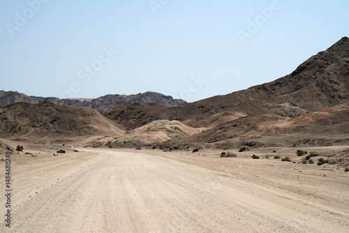 Sandpiste als Strasse quer durch die weiten Wüsten von Namibia in dne Moonlands
