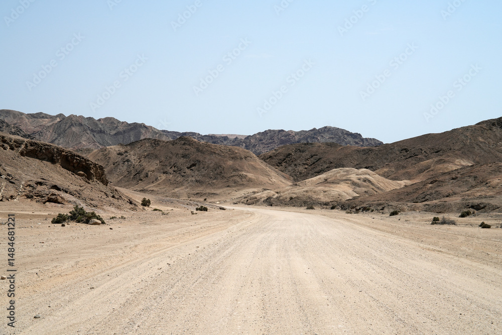 Sandpiste als Strasse quer durch die weiten Wüsten von Namibia im Moonland Sandpiste als Strasse quer durch die weiten Wüsten von Namibia im Moonland