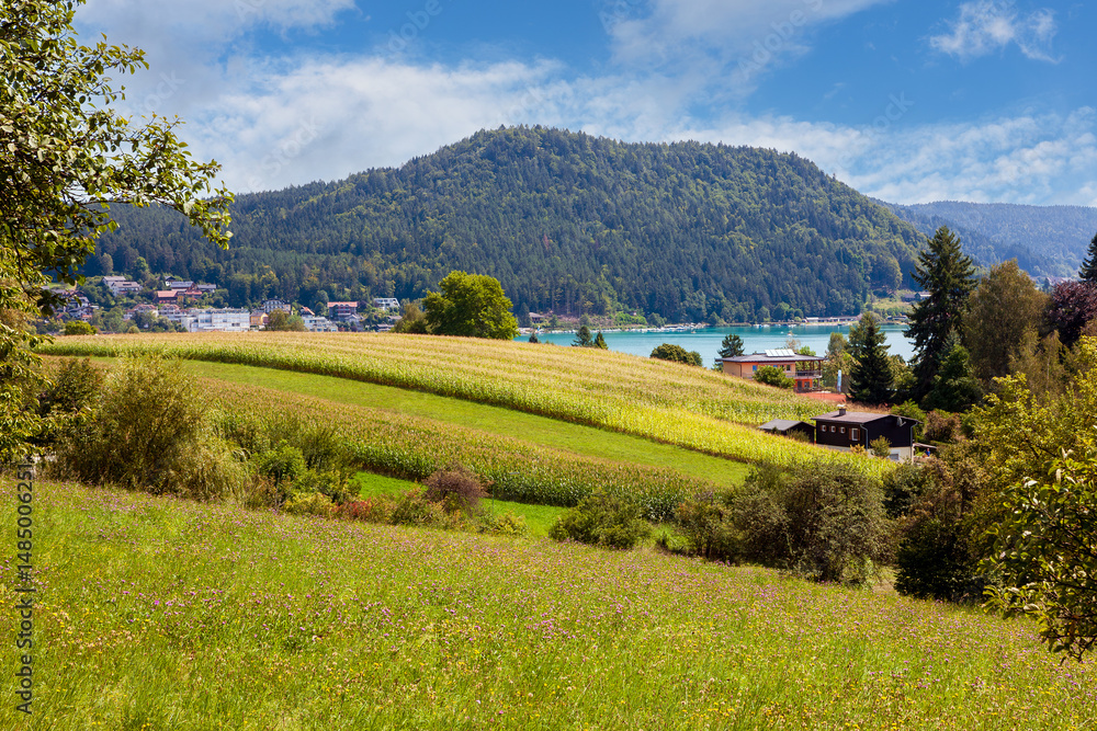 Obraz premium Stunning landscape view of the Alps surrounding Velden am Worthersee in Carinthia, Austria during a sunny day