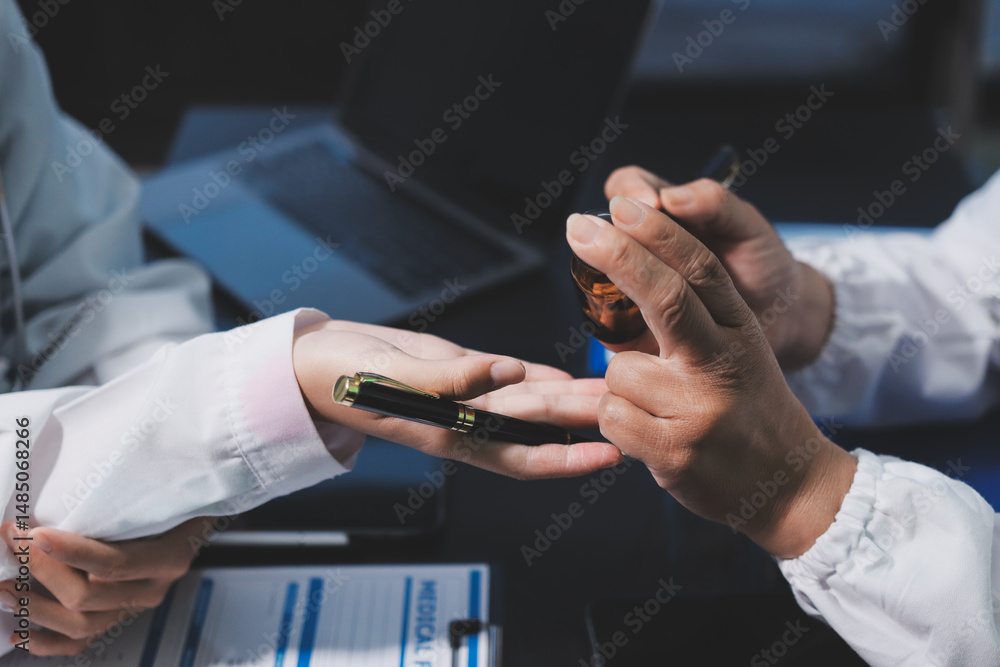 Obraz premium Team of professional doctors having meeting in office