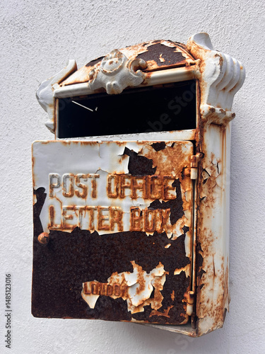 Cassetta della posta di casa, vecchia e arrugginita 