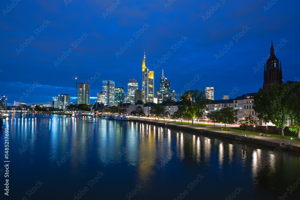 Obraz premium Germany/Hessen, Frankfurt am Main, Commerzbank Tower, the city skyline with the skyscrapers of the Banks District