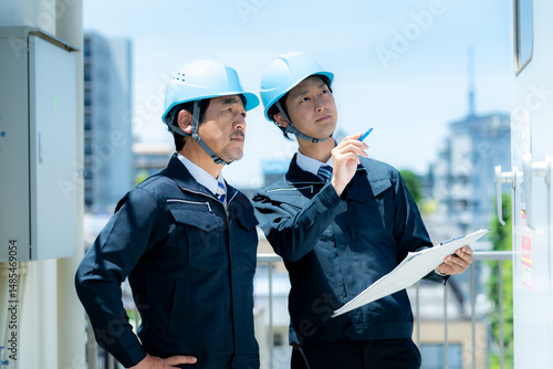 現場で打ち合わせする作業服のビジネスマン