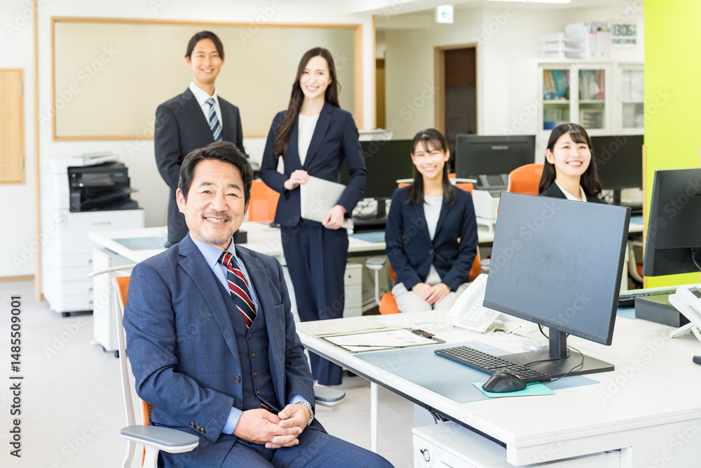 オフィスで働くビジネスパーソン オフィスで働くビジネスパーソン