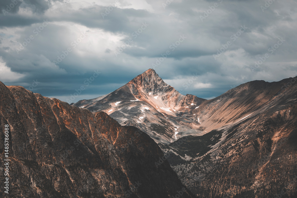 Obraz premium scenic wide landscape in the canadian rockies on a beautiful moody day with high contrast light and stormy cloudy sky