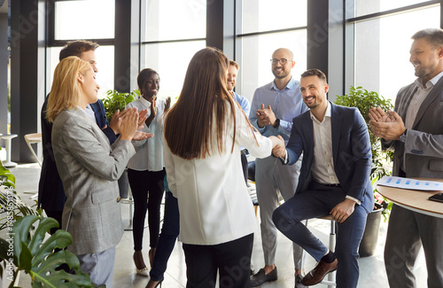 Canvas Print Business people introduce new female employee worker on group meeting in modern