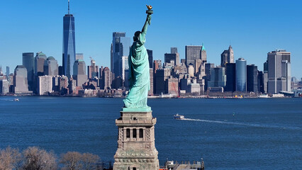 Fototapete Manhattan Freiheitsstatue am Hudson River New York  © bydronevideos