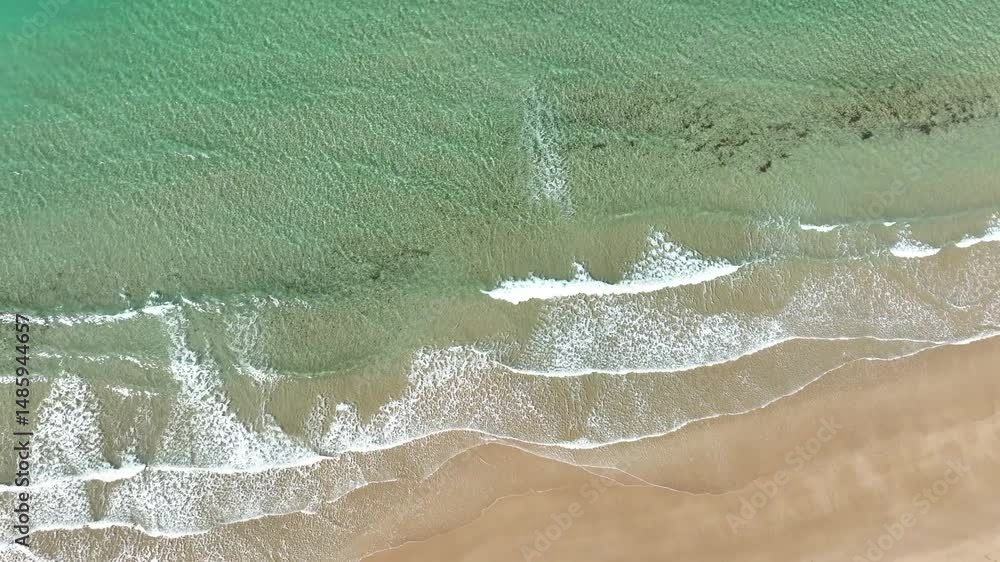 vista de la orilla de la playa con un dron