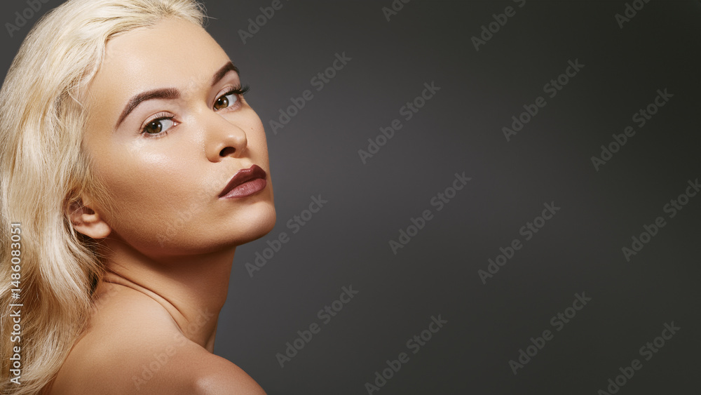 Fototapeta premium Sexy blond woman in retro style. Beautiful woman model in femininity pose with fashion make-up, soft skin, hairstyle