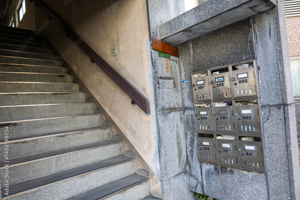 Obraz premium 日本の古いオフィスビルのポスト