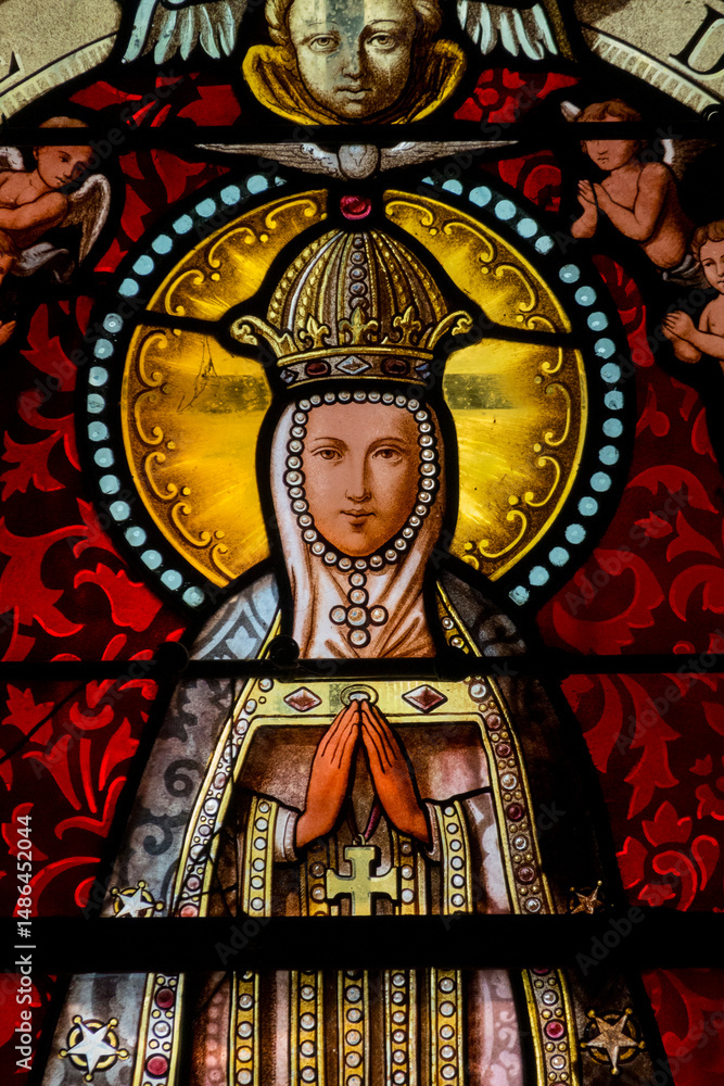 Obraz premium Stained glass (19th century) of Virgin Mary at prayer.
