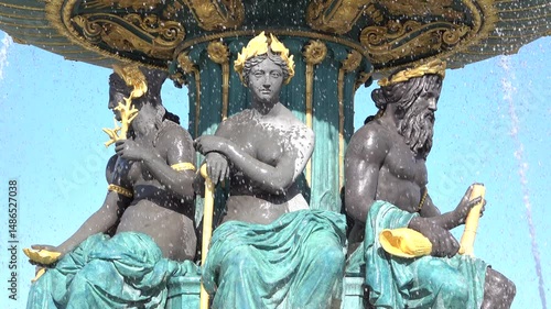 Fontaine des Mers sur la place de la Concorde à Paris
