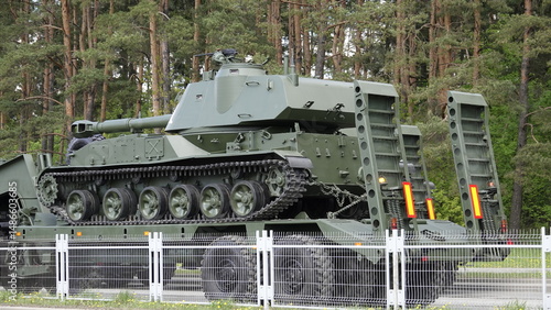 Foto How heavy military equipment on tracks (tanks, artillery, troop carriers and inf