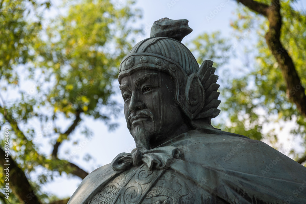 Naklejka premium Close-up of a Bronze Statue of a Historical Figure