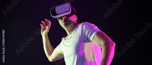Sporty mature man using VR ...