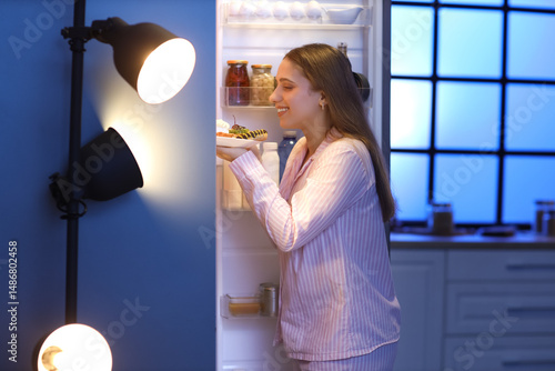Hungry young woman taking s...
