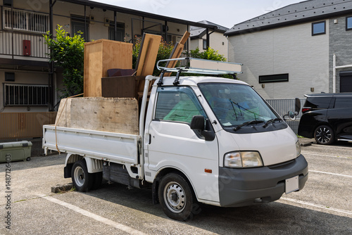 家の廃品を回収したトラック