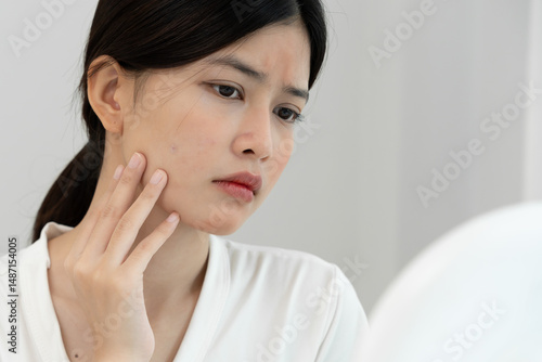Foto Woman worried about face Dermatology, rosacea dermatitis, allergic steroids, sensitive skin, red face from sunburn, acne, dry skin, large pores ,rash face, dull, freckles, wrinkle, skin problem,