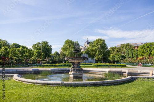 Canvas Print Fountain in the Middle of Volksgarten Park with Green Trees and Historic Buildin