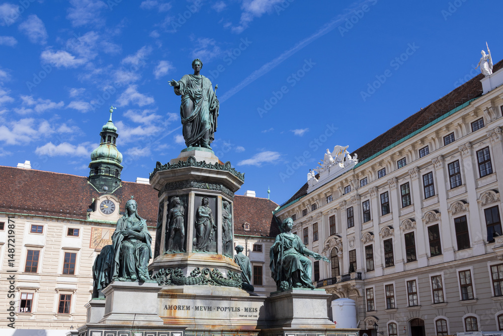 Obraz premium Monument to Emperor Francis I in the Inner Courtyard of the Hofburg Palace in Vienna, Austria