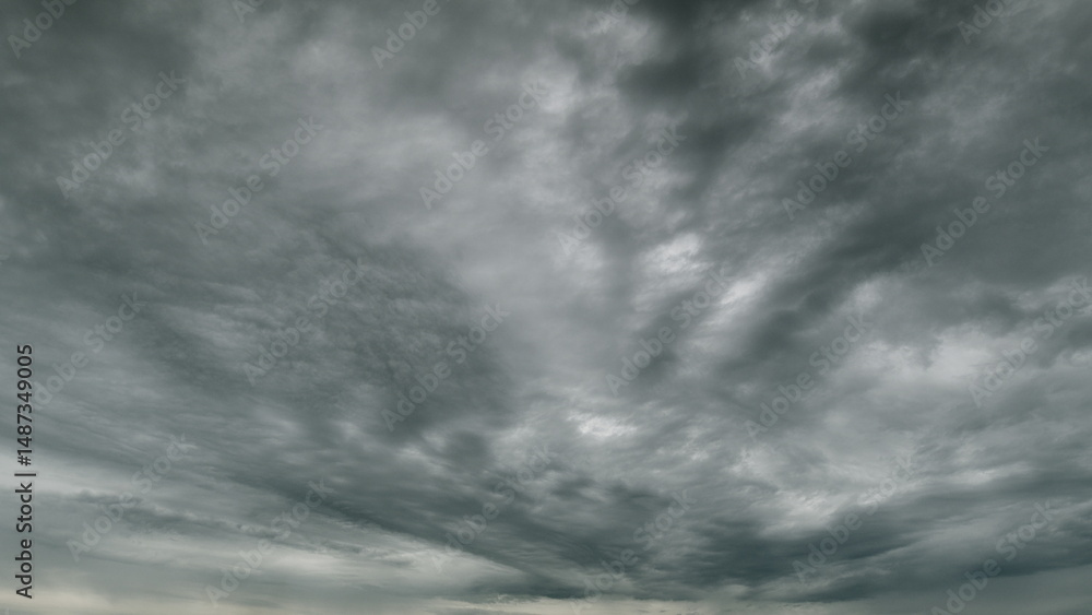 Obraz premium A Stunningly Dramatic Cloudy Sky Captured from Below Providing an Impressive View