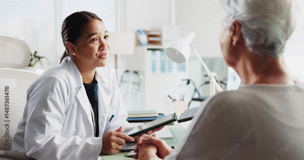 Obraz premium Tablet, doctor and talking to senior patient for healthcare report, test results and help. Medical professional, technology and consultation with elderly woman for checkup or insurance in hospital