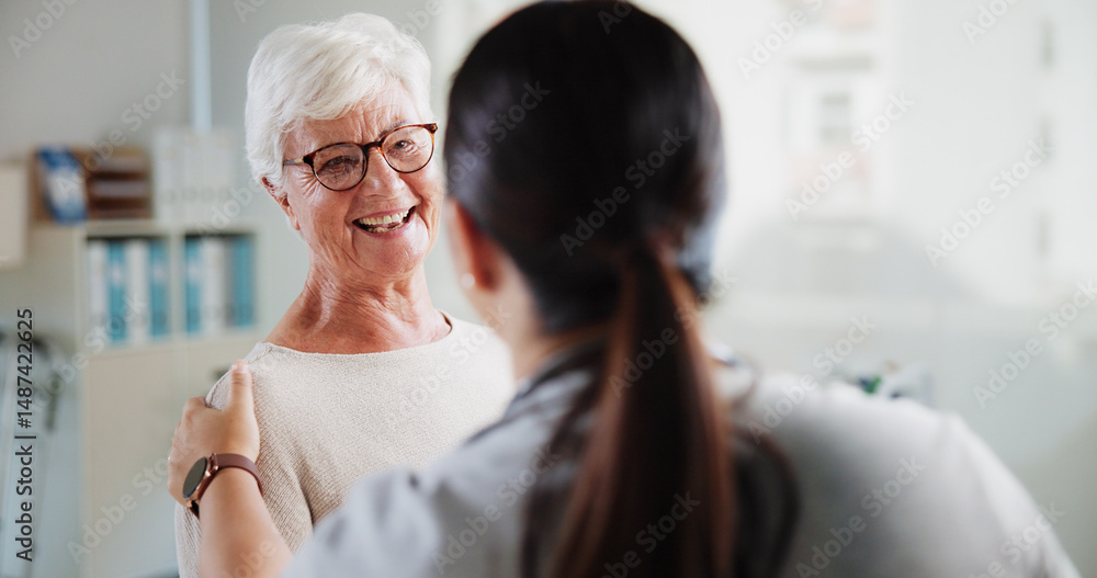 © peopleimages.com - Consulting, doctor and happy with old woman in office for patient feedback, insurance and physiotherapy plan. Healthcare, rehabilitation and medical help with people in clinic for support and trust © peopleimages.com - Consulting, doctor and happy with old woman in office for patient feedback, insurance and physiotherapy plan. Healthcare, rehabilitation and medical help with people in clinic for support and trust