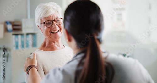 Foto Consulting, doctor and happy with old woman in office for patient feedback, insurance and physiotherapy plan