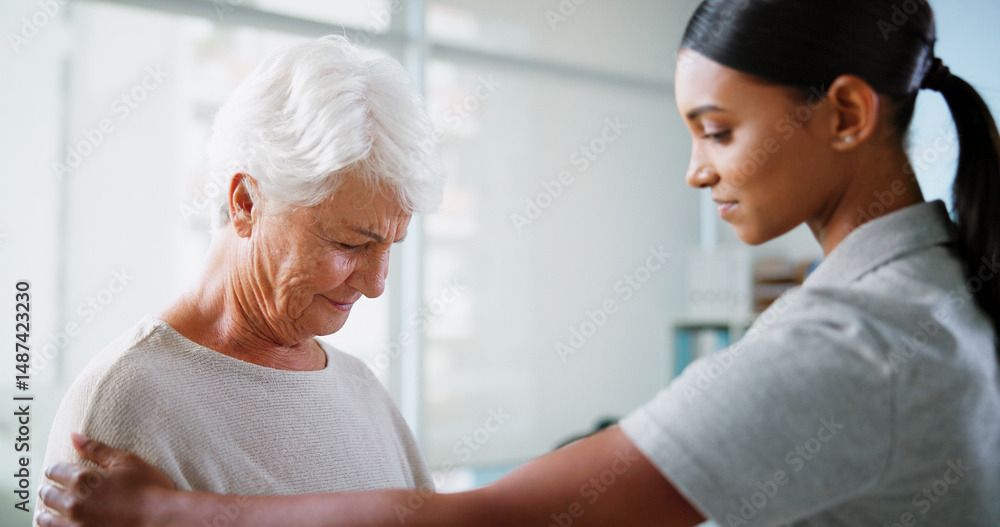 Obraz premium Physiotherapy, consulting and woman with mature patient for medical service, support and wellness. Healthcare, chiropractor and physical therapist with person for recovery, mobility and arthritis