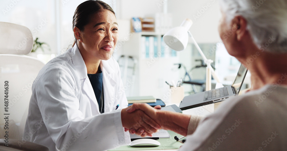 Obraz premium Doctor, senior woman and happy with handshake at clinic for introduction, thanks or healthcare service. People, elderly patient and shaking hands for hello, smile or welcome to consulting at hospital