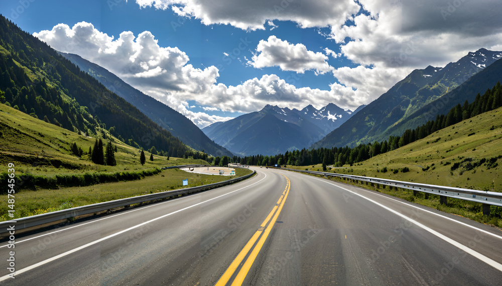 Fototapeta premium La route sinueuse à travers les montagnes