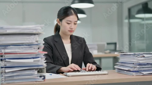 女性が活躍する社会、ビジネスウーマン、デスクワークする女性