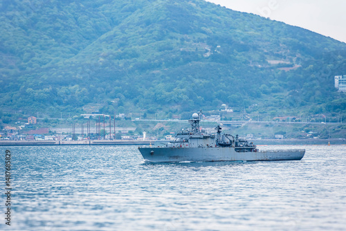 Canvastavla A South Korean navy frigate in grey camouflage returns to base after a coastal patrol mission near the port of Busan – a quiet moment after completing its maritime duty