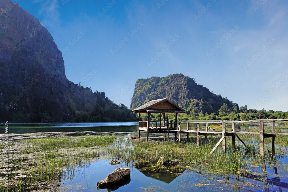 Fototapeta premium Lac Laos avec ponton et cabane