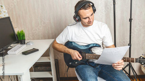 Εκτύπωση καμβά Strumming black electric guitar