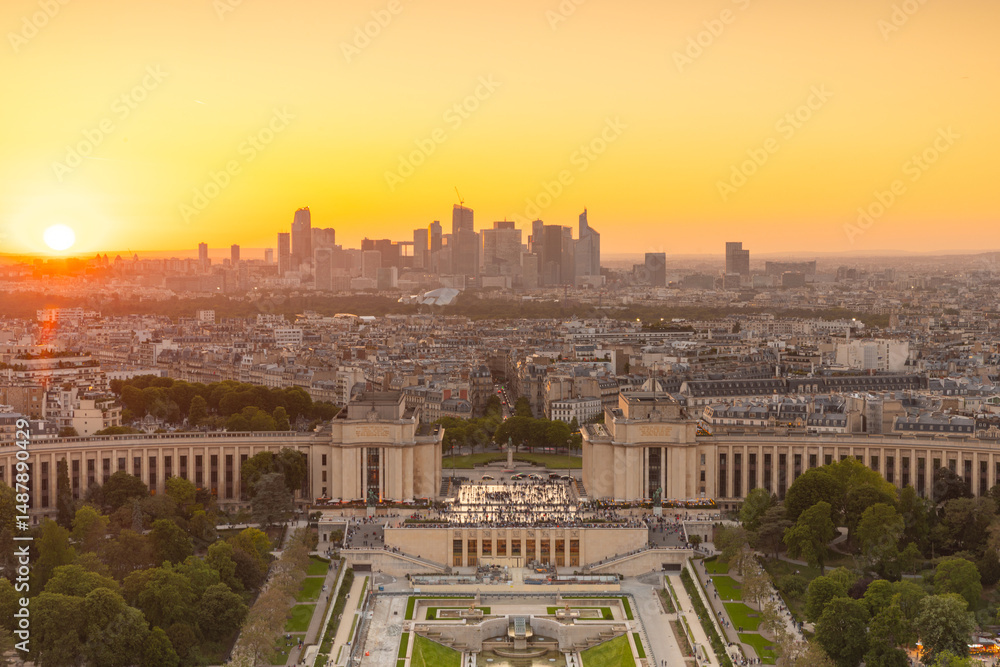Fototapeta premium Le Palais de Chaillot avec le quartier de la Défense en arrière plan au coucher du soleil à paris