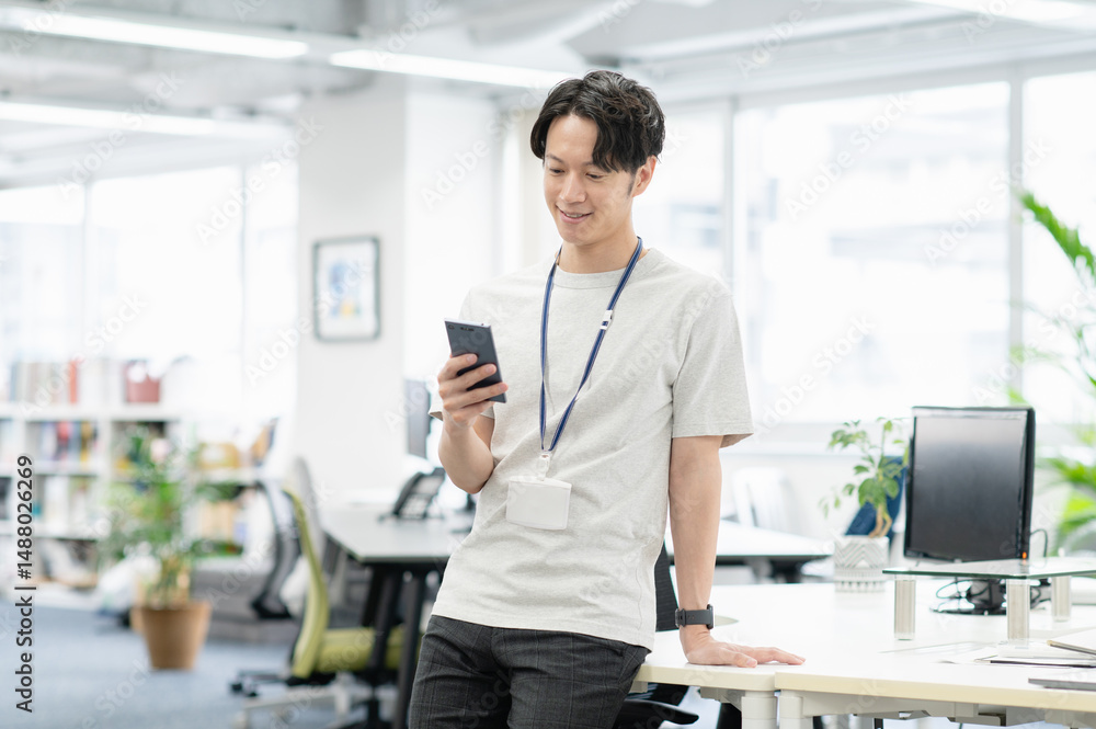 Obraz premium オフィスで働く若いエンジニア