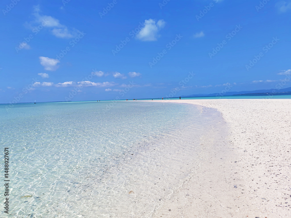 Obraz premium 竹富島・コンドイ浜の「幻の浜」(沖縄県竹富町)