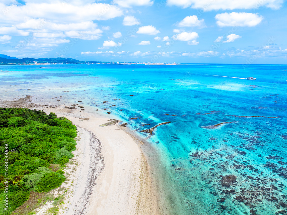 Fototapeta premium 竹富島・アイヤル浜(沖縄県竹富町)※遠方は石垣島