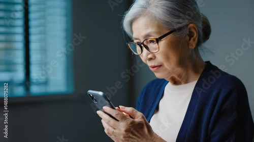 スマホ操作に悩む高齢者、携帯に戸惑うシニア世代、スマホ詐欺に警戒する祖父母