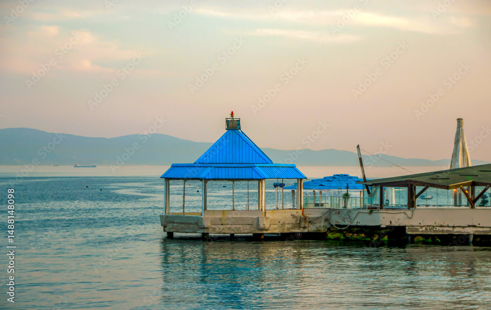 Obraz premium sunset on the beach pier