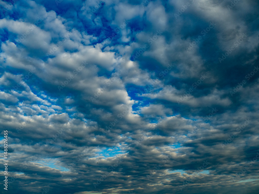 Fototapeta premium Witer blauer Wolkenhimmel
