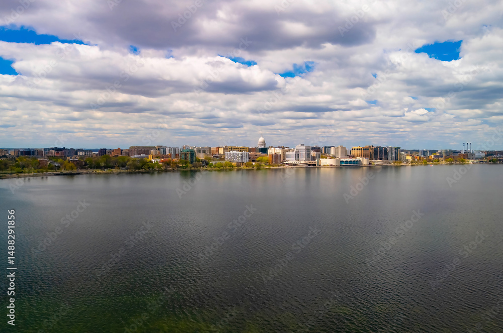 Fototapeta premium Panoramic Madison Wisconsin skyline with State Capitol