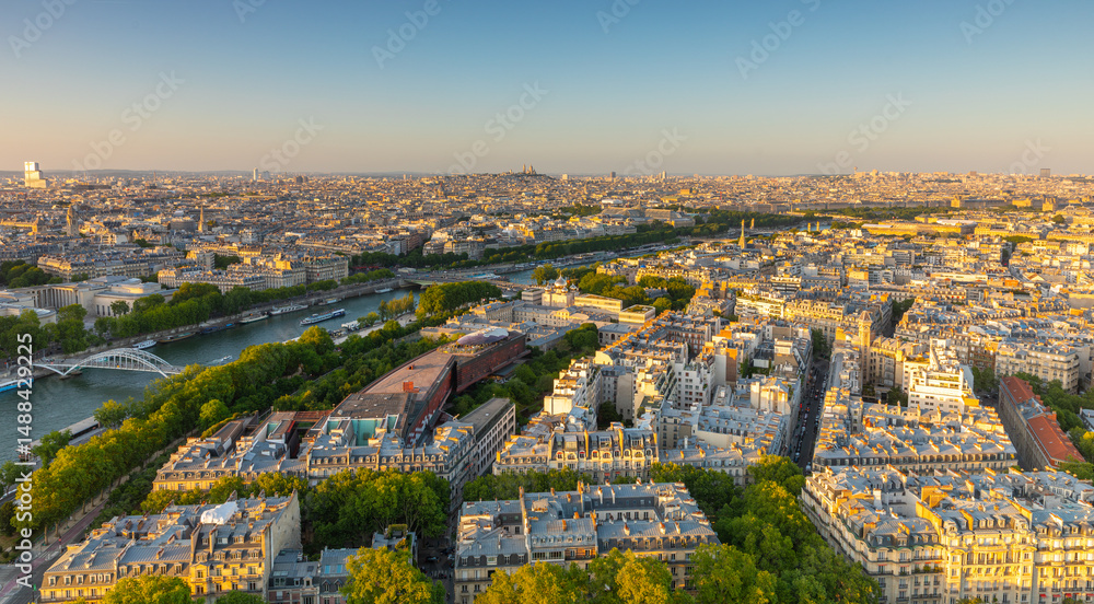 Fototapeta premium Vue aérienne du fleuve la Seine qui traverse la ville de Paris en france