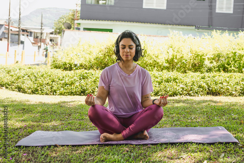Mulher meditando e praticando ioga no parque