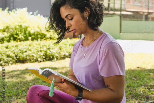 Jovem Lendo no Parque 
